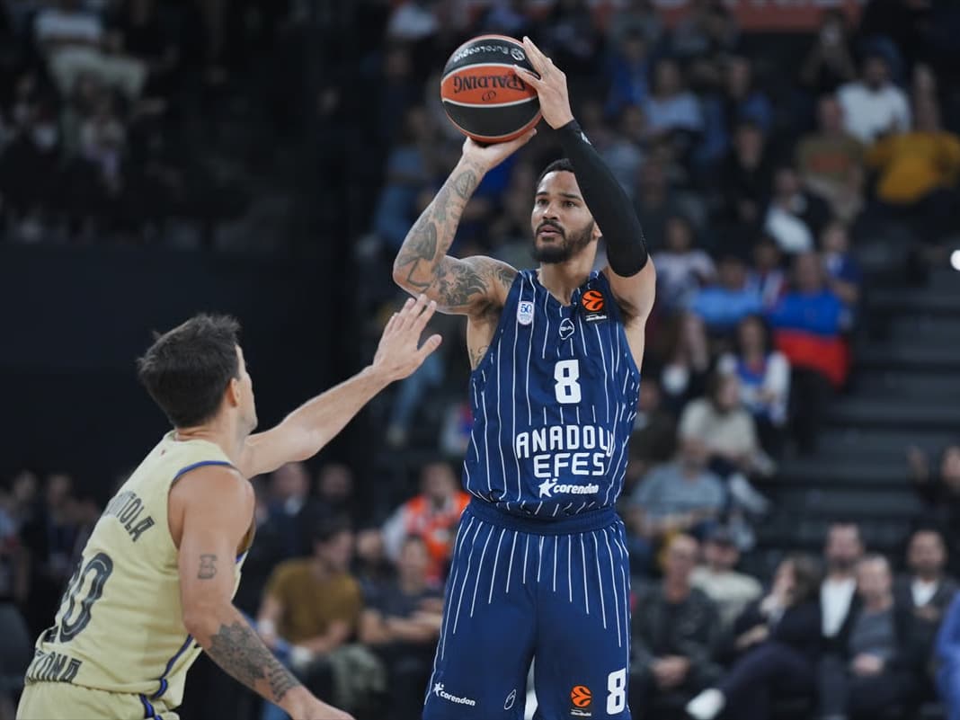 Anadolu Efes'ten son saniye zaferi
