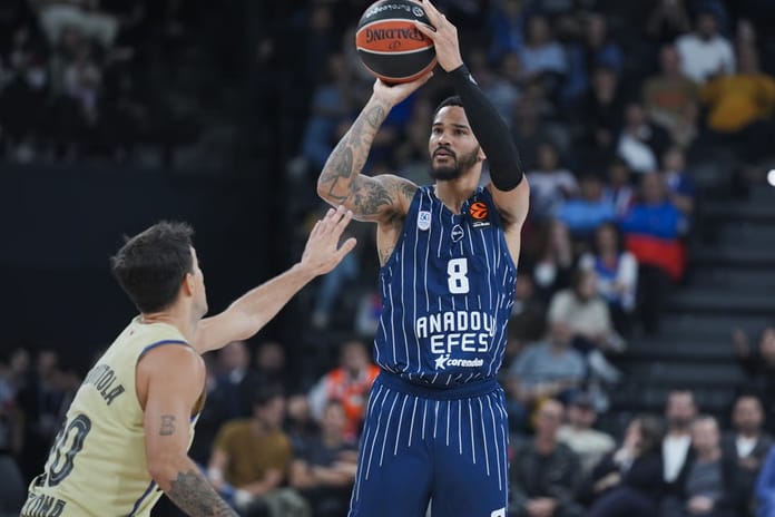 Euroleague'de nefes kesen maç: Anadolu Efes, Barcelona'yı son saniyede yıktı