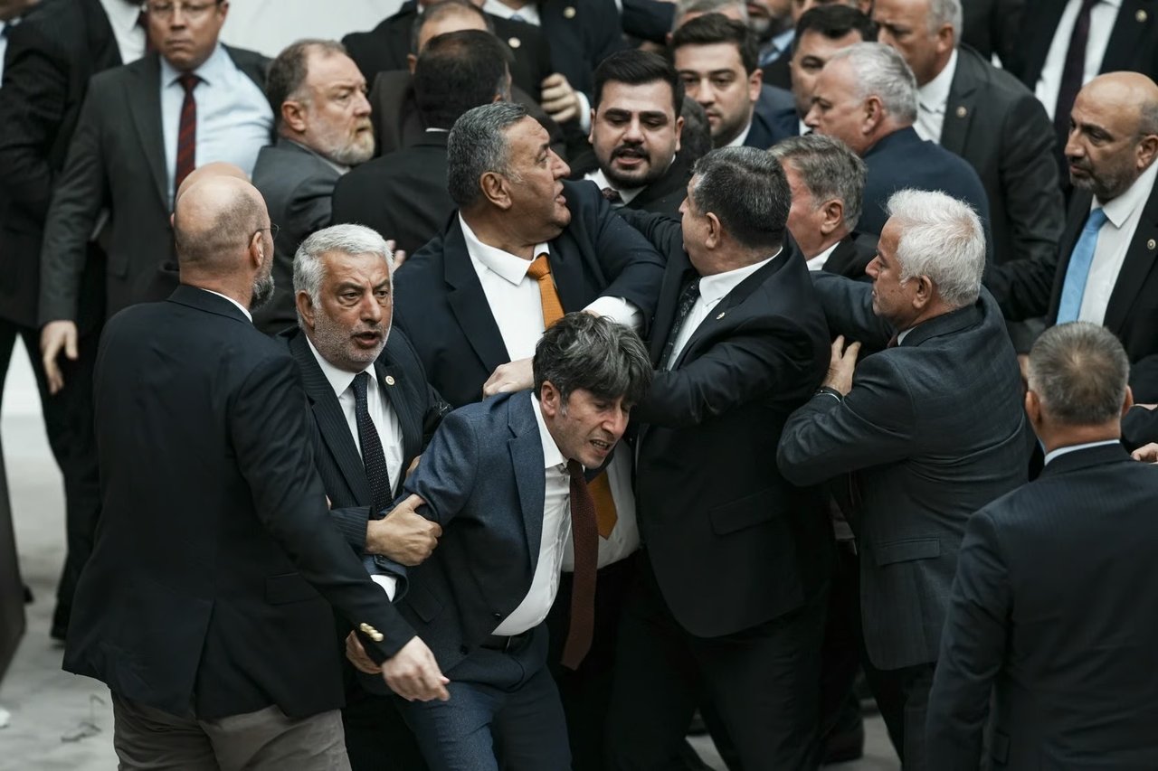 Huzur bozan vekil yandı: Fransız modeli geliyor