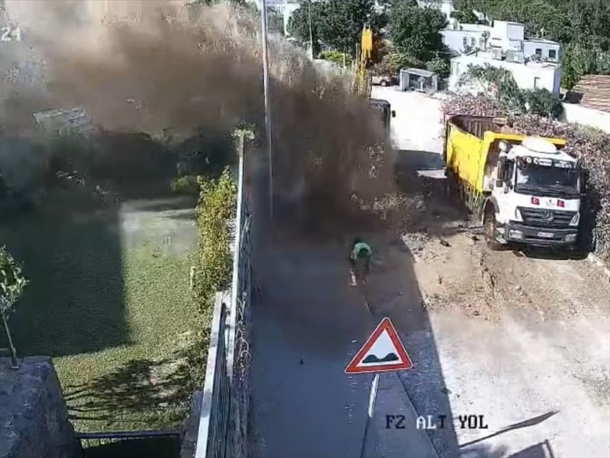 İçme suyu isale hattı patladı mahalleyi su bastı!