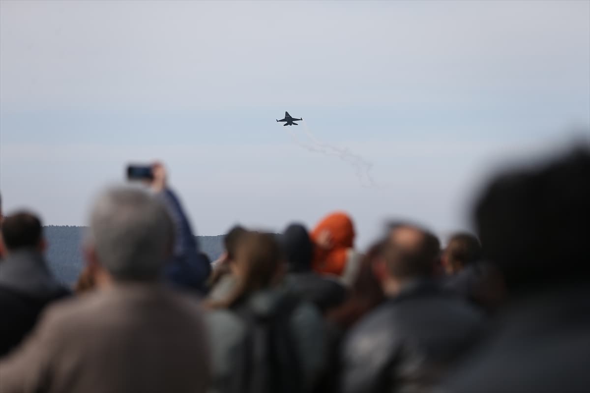 Çanakkale semalarında gurur tablosu: SOLOTÜRK gösteri uçuşu yaptı