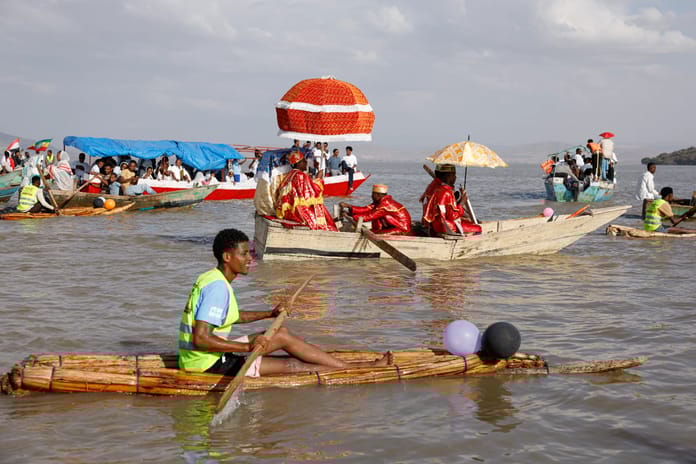 Kutsal suyla arınma ve vaftiz ritüeli