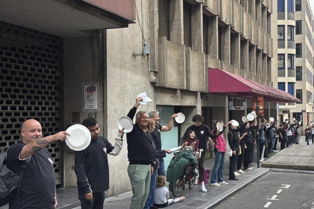 Boş tabaklarla gıda protestosu