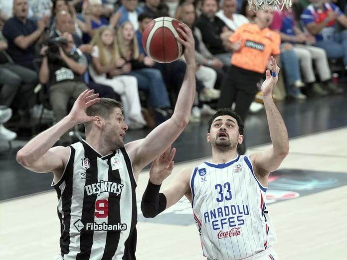 Anadolu Efes karşısında kritik galibiyet: Beşiktaş, seride 2-2 yaparak final biletini kendi evine taşıdı