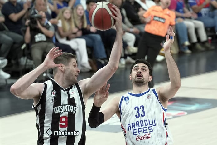 Anadolu Efes karşısında kritik galibiyet: Beşiktaş, seride 2-2 yaparak final biletini kendi evine taşıdı