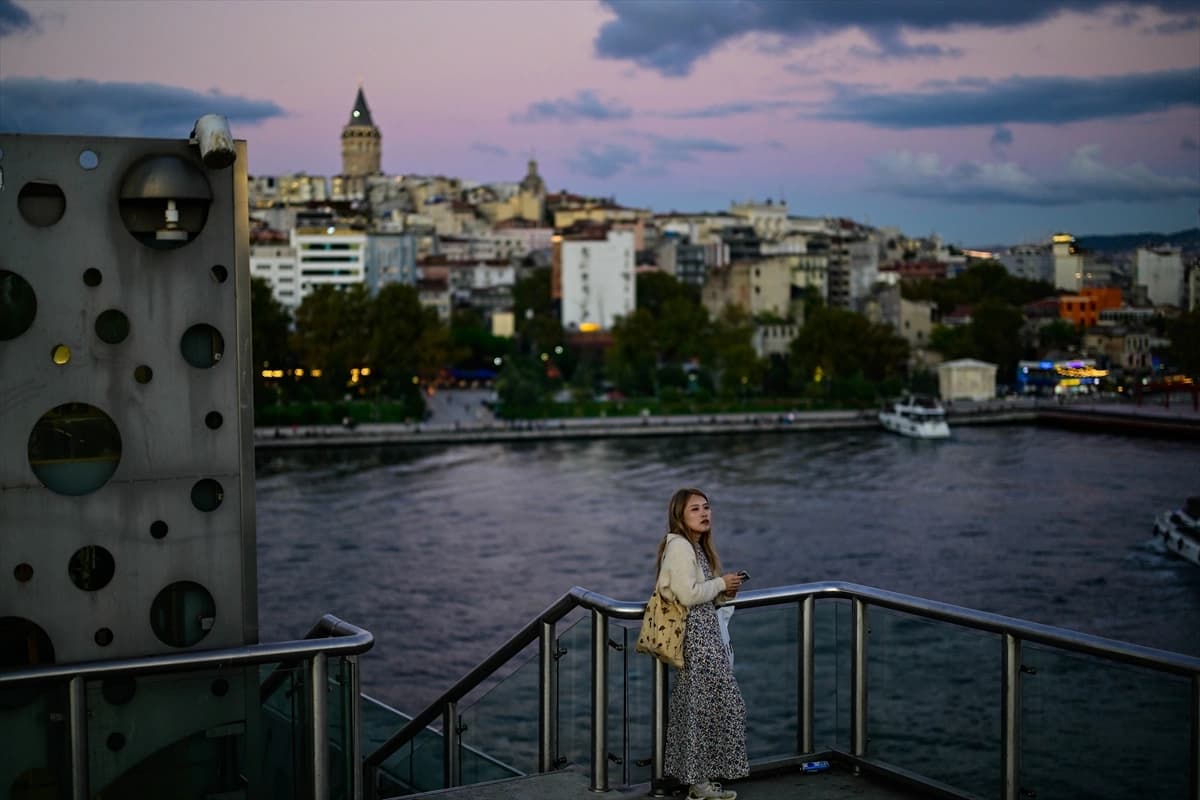 İstanbul'un tarihi silüeti gün batımında objektife yansıdı