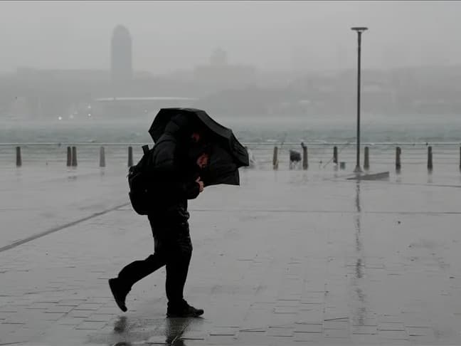 İstanbul'a kuvvetli sağanak ve fırtına uyarısı