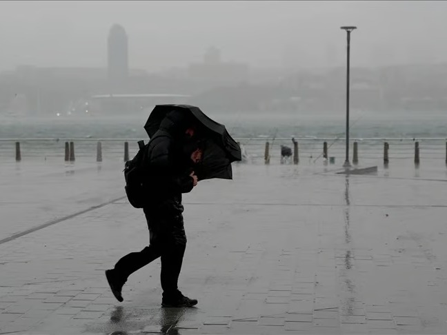 İstanbul Valiliği uyardı: Akşam saatlerinde kuvvetli sağanak ve fırtına bekleniyor