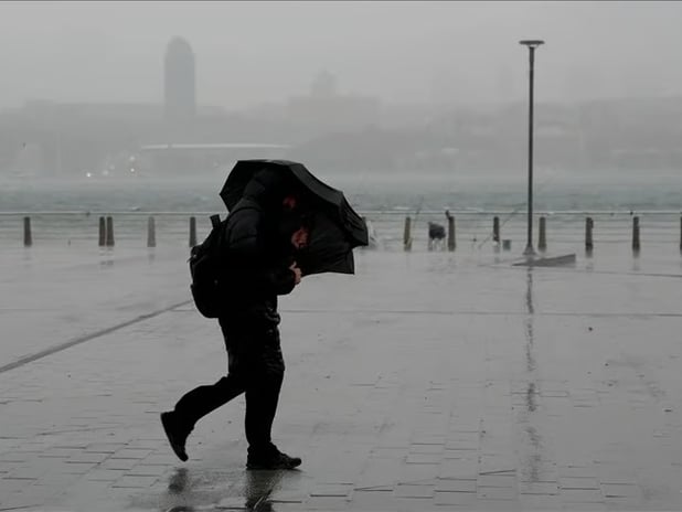 İstanbul Valiliği uyardı: Akşam saatlerinde kuvvetli sağanak ve fırtına bekleniyor