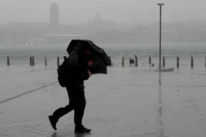 İstanbul Valiliği uyardı: Akşam saatlerinde kuvvetli sağanak ve fırtına bekleniyor