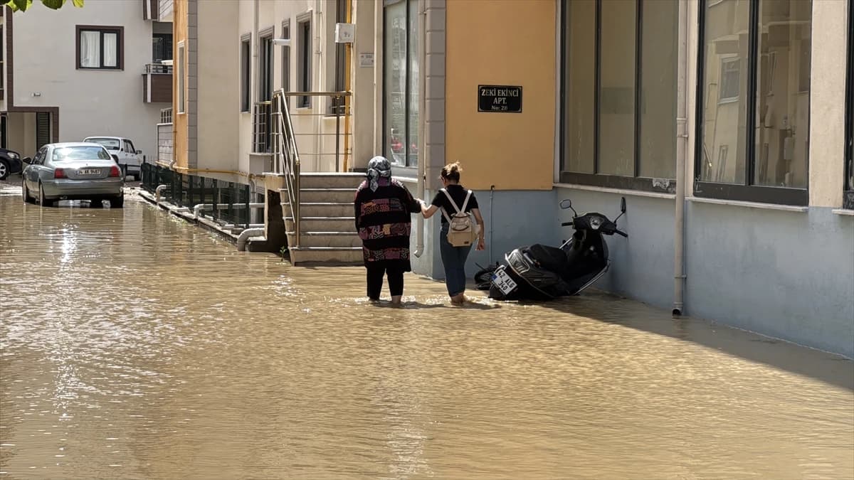 Kastamonu'da su baskınları nedeniyle zemin katlar tahliye edildi