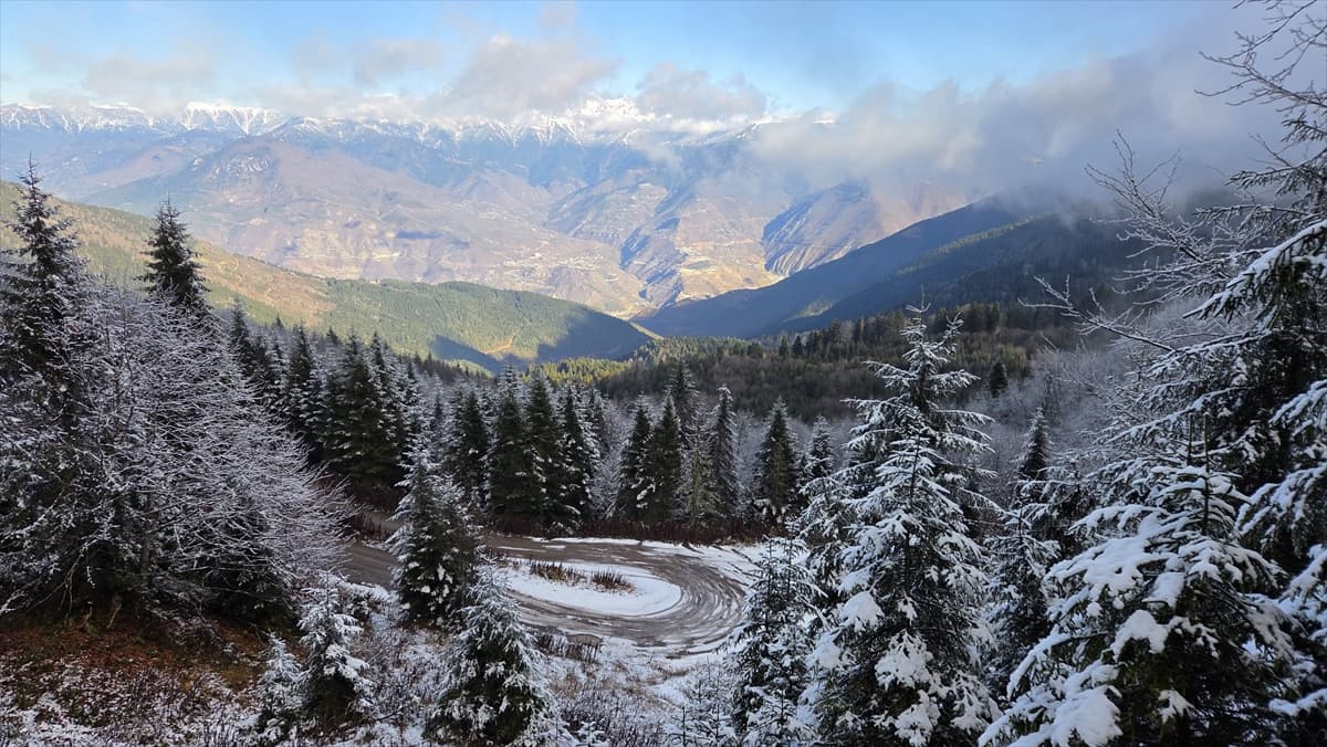 Yaylalarda beyaz örtü: Rize ve Artvin karla kaplandı 