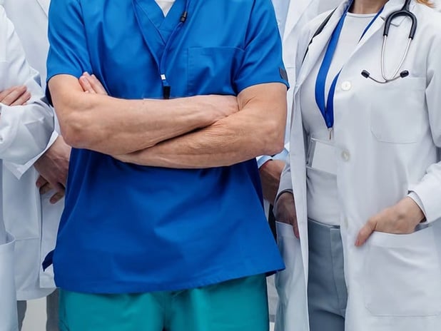 Sağlık'ta yeni dönem: Sosyal medyada makyajlı fotoğraf ve hasta yorumu yasaklandı