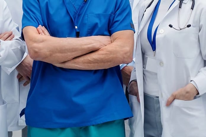 Sağlık'ta yeni dönem: Sosyal medyada makyajlı fotoğraf ve hasta yorumu yasaklandı