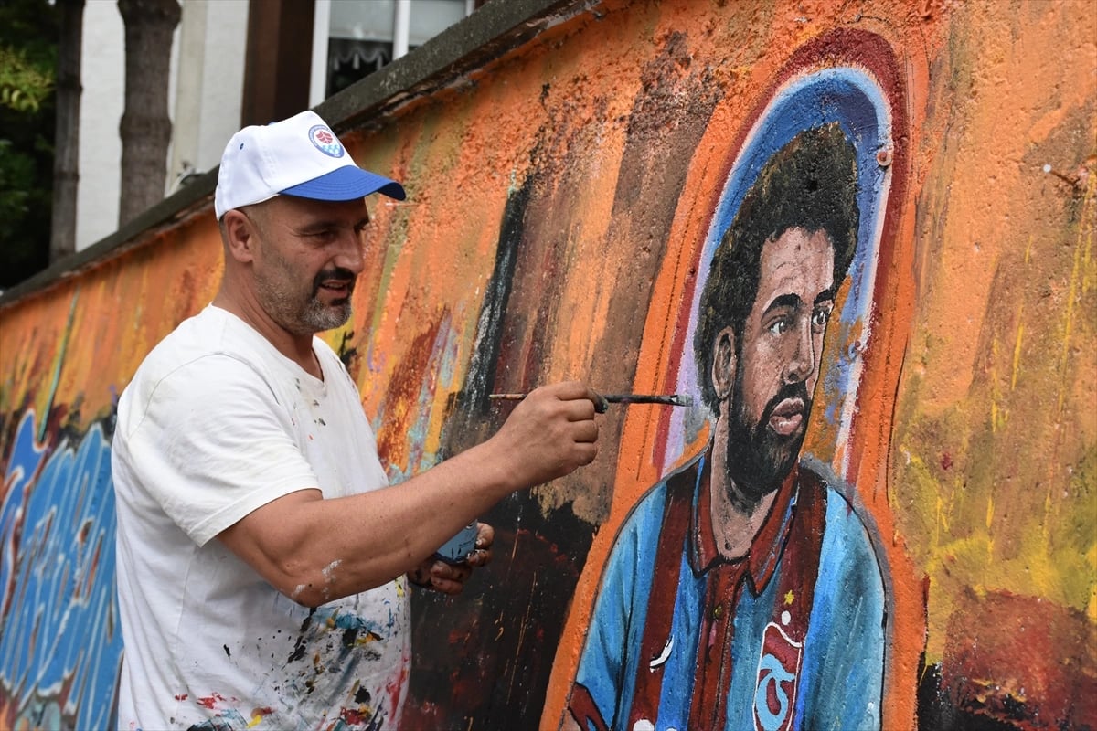 Trabzon'da Salah sevgisi şehrin duvarlarına yansıdı