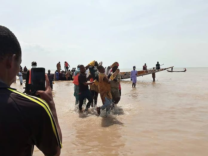 Nijerya'da teknenin batması sonucu 37 kişi hayatını kaybetti