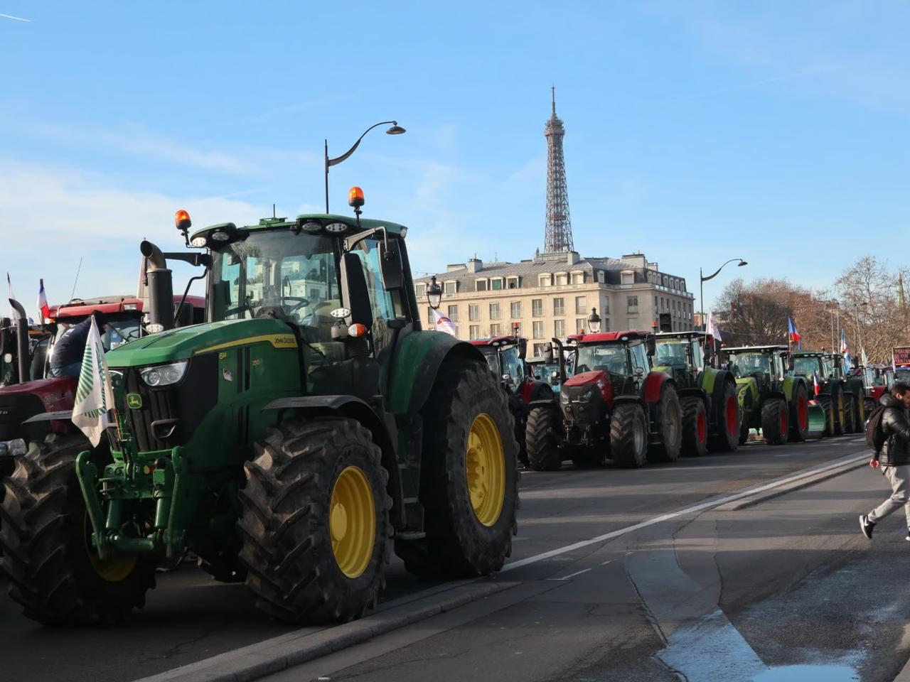 Çiftçilerin 350 traktörle Paris çıkarması