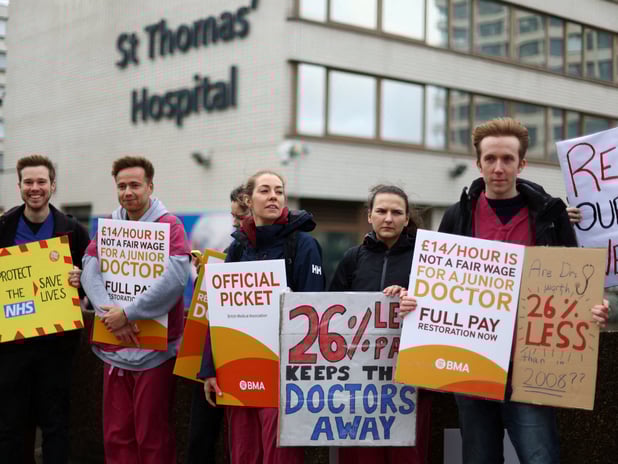 İngiltere’de asistan doktorlardan grev kararı: 5 günlük eylem başlıyor