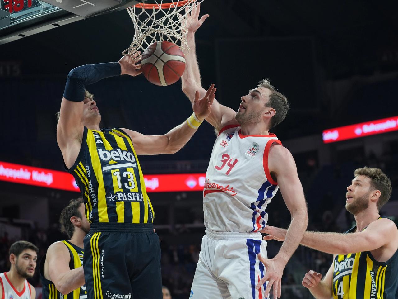 Basketbol Süper Ligi'nde son yarı finalistler belli oldu