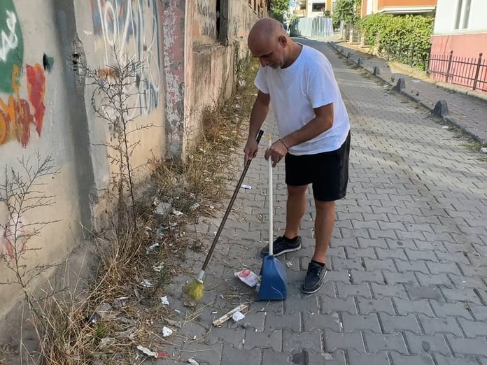 Avcılar ve Esenyurt sınırında temizlik krizi: Vatandaşlar kendi imkanlarıyla süpürdü