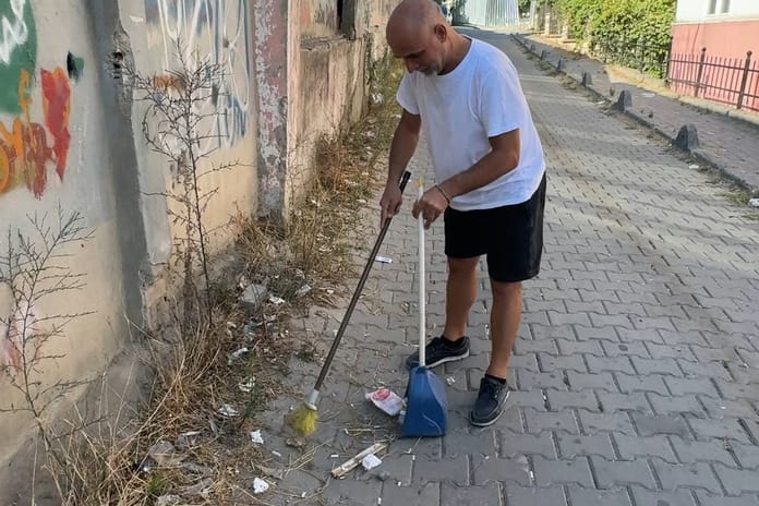 Avcılar ve Esenyurt sınırında temizlik krizi: Vatandaşlar kendi imkanlarıyla süpürdü
