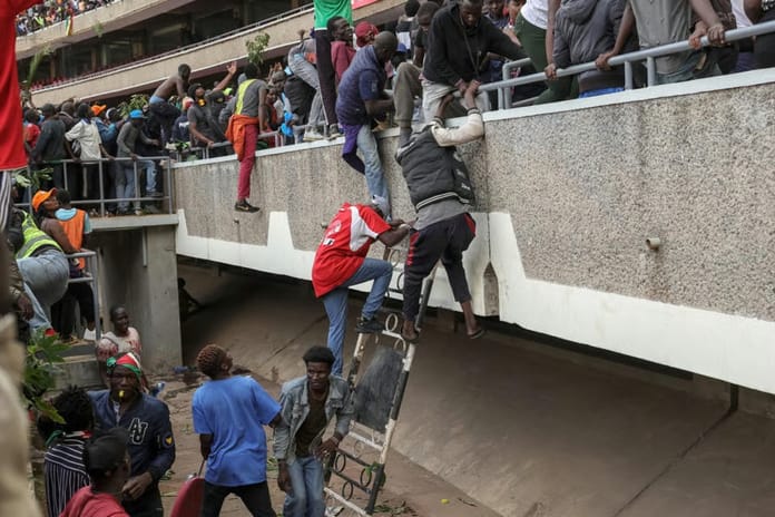 Kenya karıştı: Eski Başbakan'ın cenazesinde 4 ölü