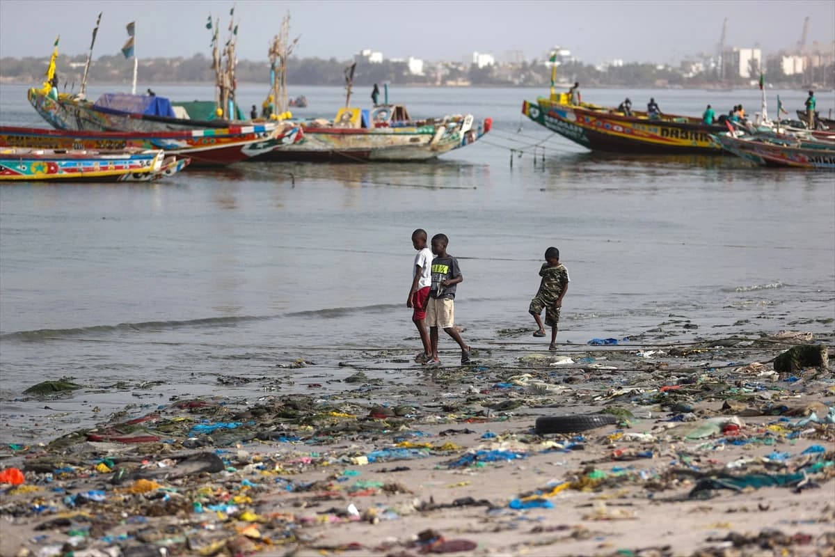 Batı Afrika'nın simge körfezlerinden biri plastik kirliliğiyle mücadele ediyor
