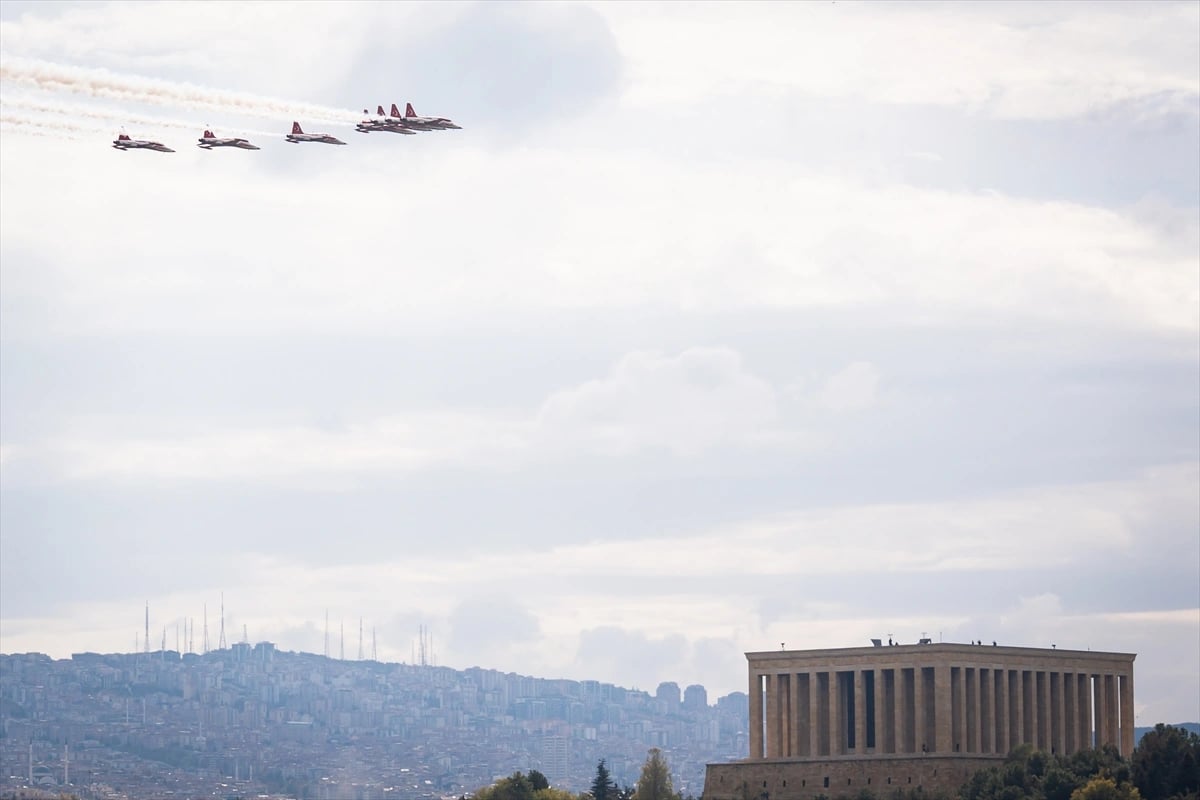 Türk Yıldızları Ankara semalarında parladı
