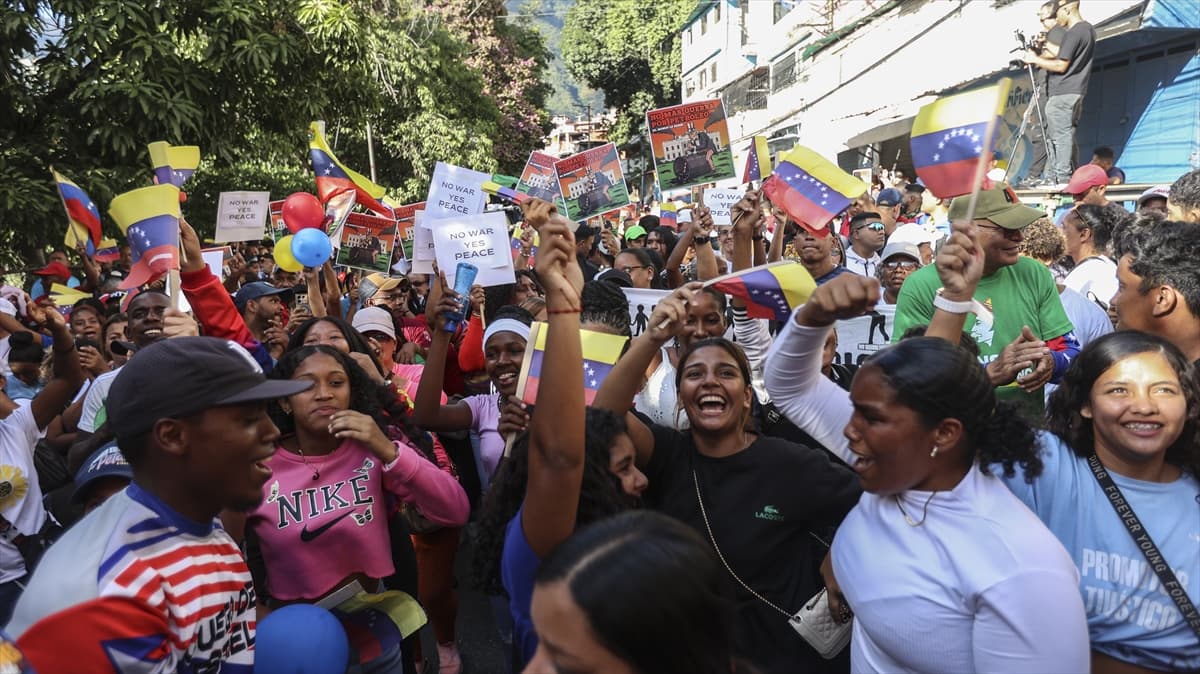 Binlerce Venezuelalı ABD'yi protesto etti