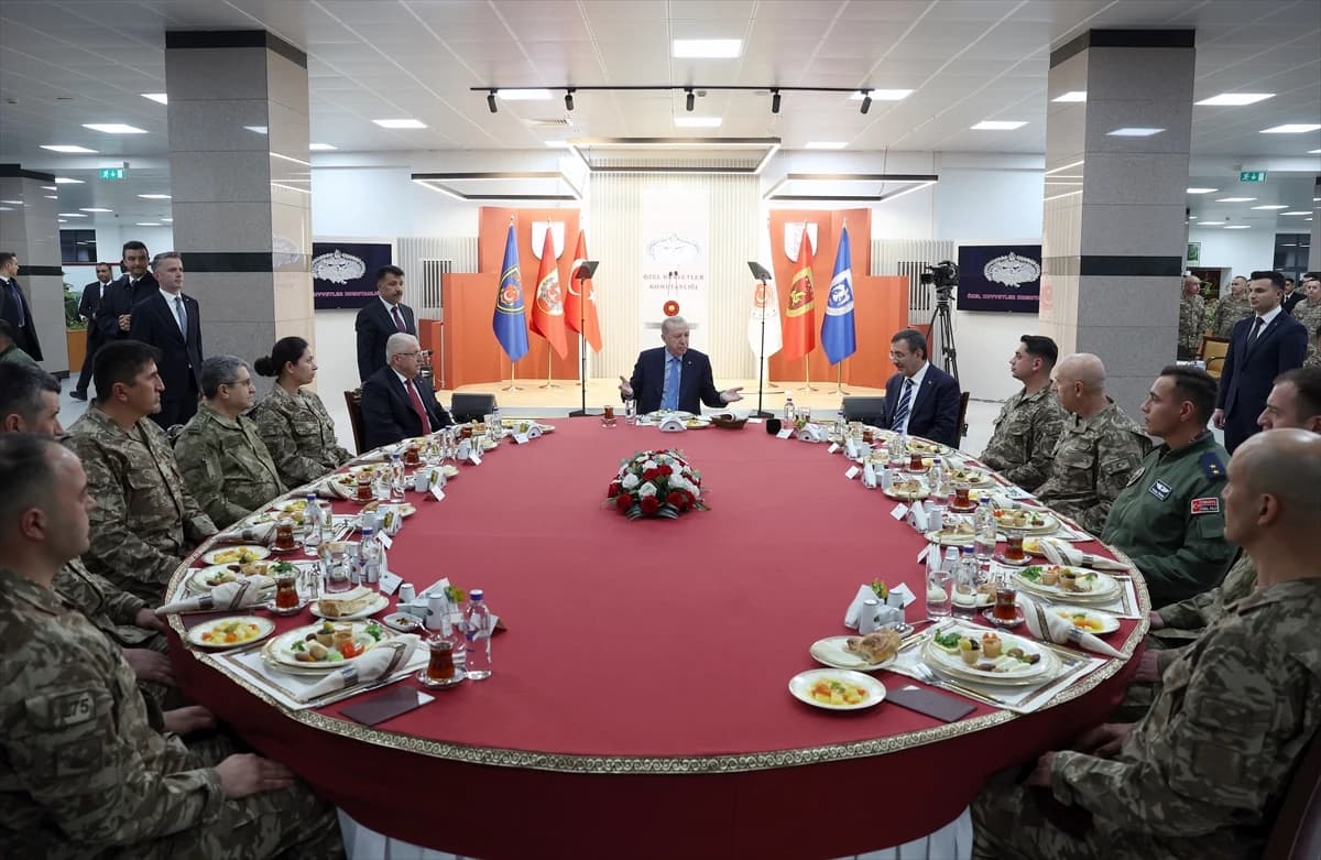Cumhurbaşkanı Erdoğan Mehmetçik ile buluştu