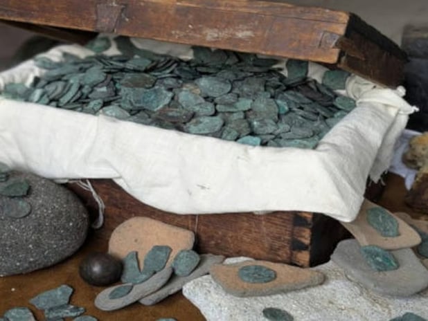 300 yıllık İspanyol gemisinden 1 milyon dolarlık hazine çıktı