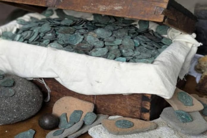 300 yıllık İspanyol gemisinden 1 milyon dolarlık hazine çıktı