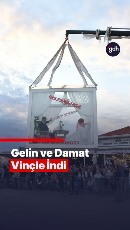 Gelin ve damat düğüne vinçle indi