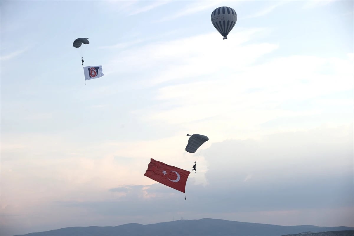 Kapadokya semalarında nefes kesen gösteri: JÖAK paraşüt timi sıcak hava balonundan atladı