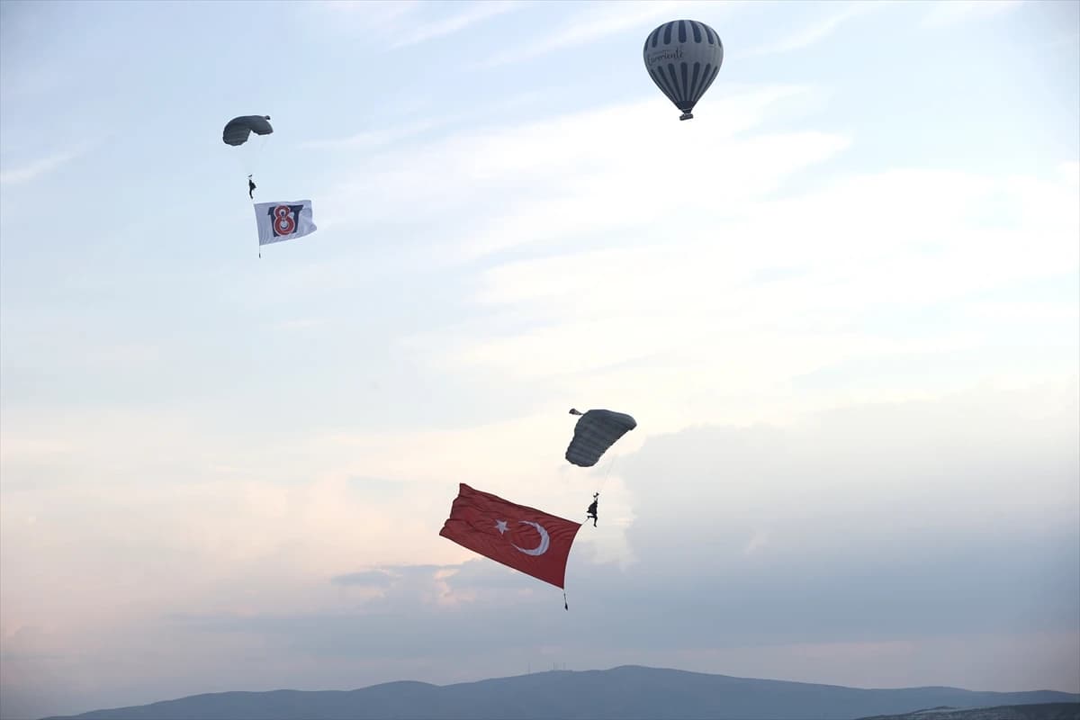 Kapadokya semalarında nefes kesen gösteri: JÖAK paraşüt timi sıcak hava balonundan atladı