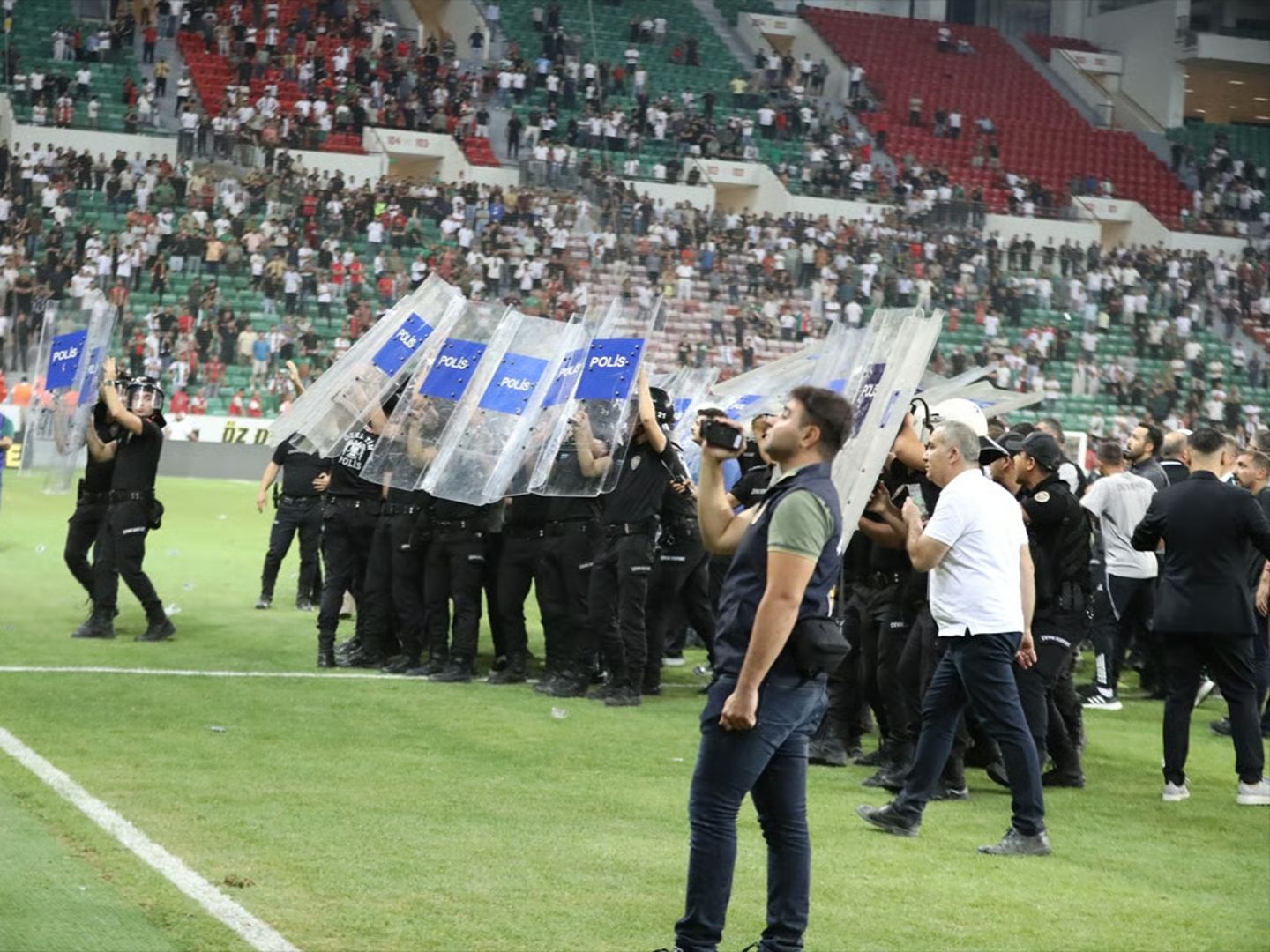 Erzurumspor maçının cezaları belli oldu: Amedspor'a hem saha olayları hem de tezahüratlar nedeniyle çift ceza