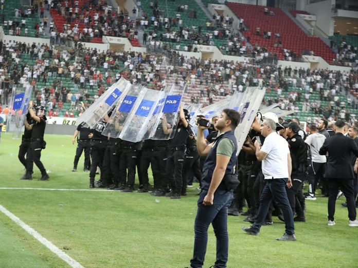 Erzurumspor maçının cezaları belli oldu: Amedspor'a hem saha olayları hem de tezahüratlar nedeniyle çift ceza