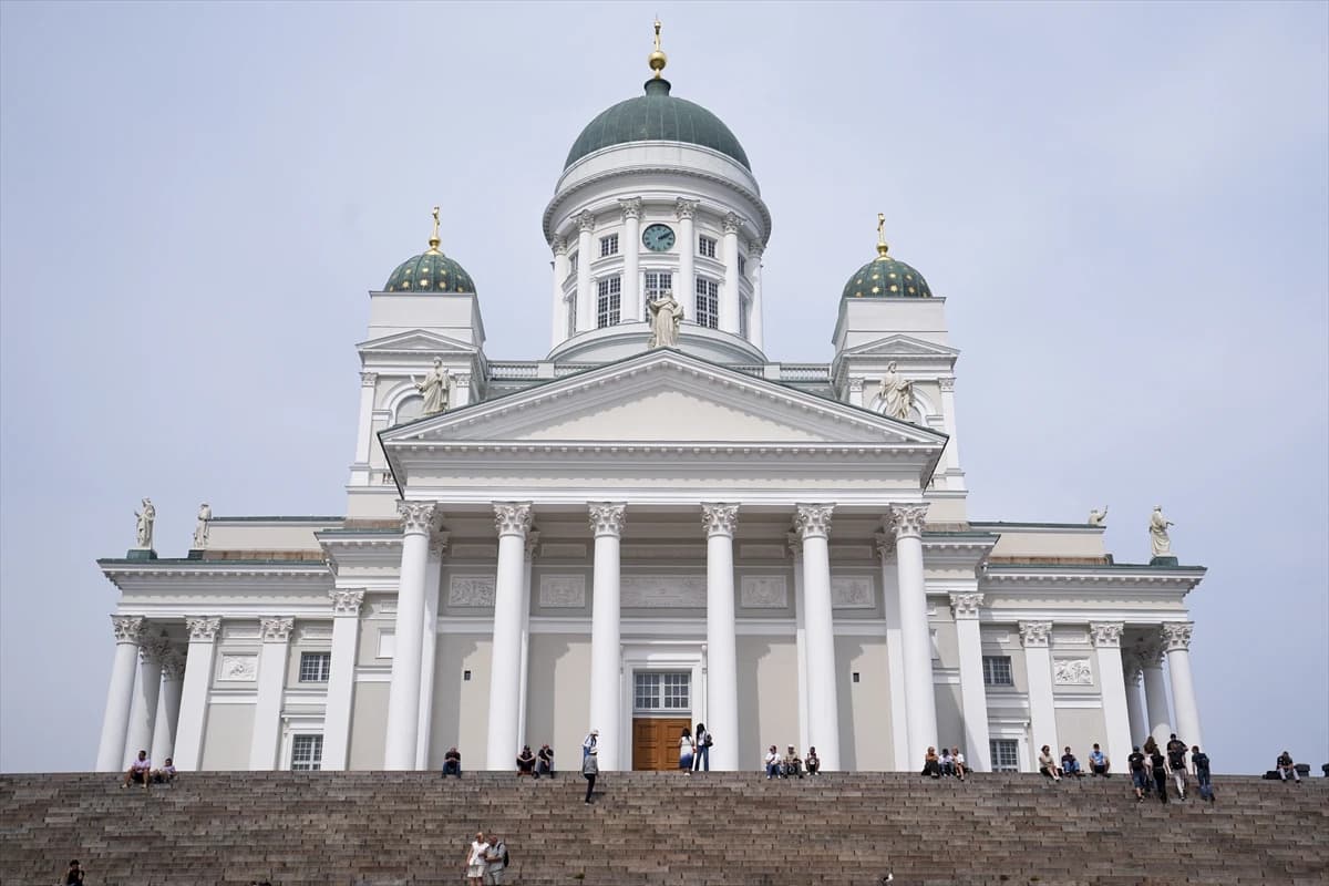 Helsinki Katedrali ihtişamlı görünümüyle turistlerin odağında