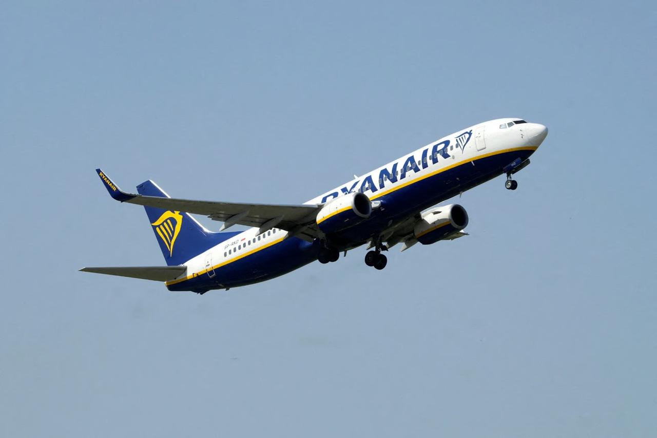 Ryanair uçağında motor parçası kabin camını parçaladı: Yolcu pencereden dışarı çekildi