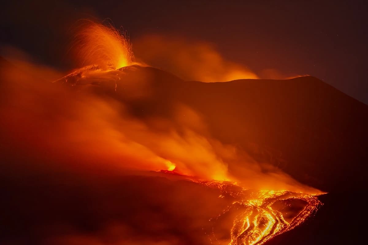 Etna Yanardağ tüm kızgınlığıyla lav püskürtmeye devam ediyor