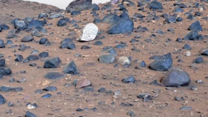NASA, Mars'ın bugüne kadarki en net görüntüsünü yayınladı; gezegenin yüzeyinde mavi kayalar gözlemlendi.