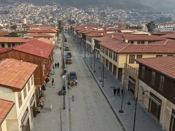 Hatay Uzun Çarşı'da yeniden inşa edilen dükkanların teslim tarihi belli oldu