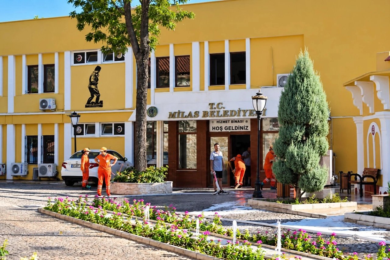 Milas Belediyesi'ne operasyon: Polis belediye binasına giriş ve çıkışları durdurdu