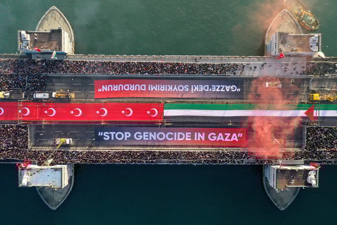 Büyük Gazze yürüyüşü yapıldı: Binler Galata Köprüsü’ne akın etti 