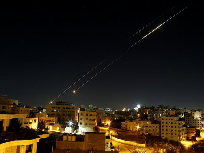 İran İsrail'e gece saatlerinde füze saldırısı düzenledi