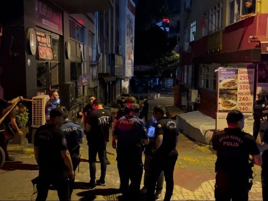 Polise bıçak çekti bacağından vuruldu