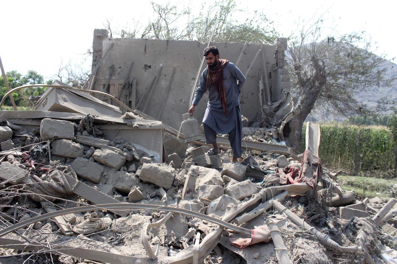 Pakistan, Afganistan'da 10 noktayı vurdu