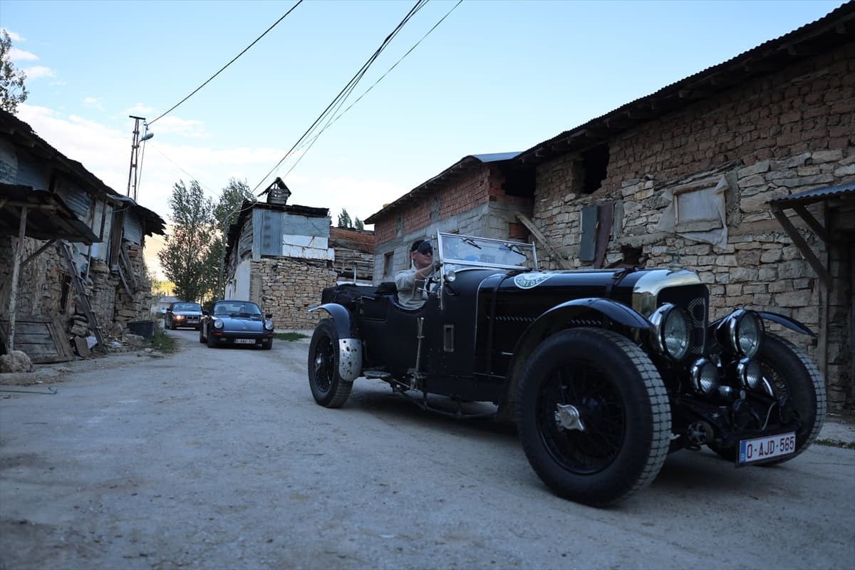 Klasik otomobiller ile Bayburt'a nostaljik yolculuk
