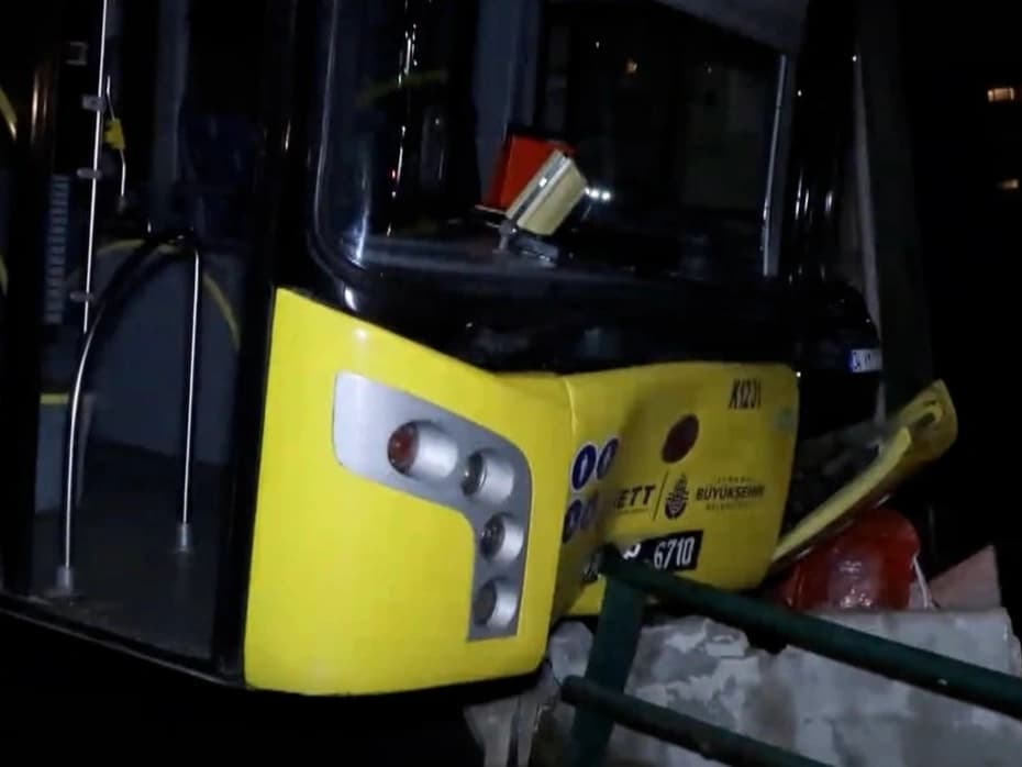 İETT otobüsü bariyere çarptı