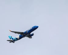 Yolcu uçağı ile ABD savaş uçağı havada çarpışmaktan son anda kurtuldu